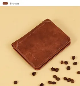 Macro-opname van bruine vintage lederen portemonnee met stiksels en koffiebonen