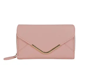 Detail der rosa Brieftasche mit goldener V-Metallverzierung und Reißverschluss