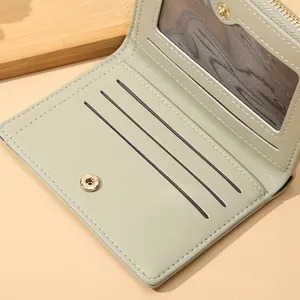 Petit portefeuille tissé vert clair en cuir synthétique avec fentes pour cartes