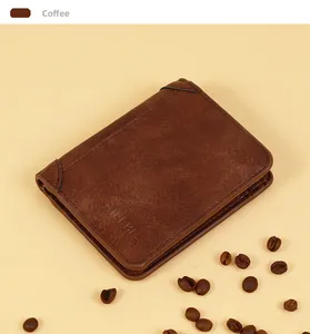Close-up van vintage koffiebruine leren herenportemonnee met stiksels en reliëflogo