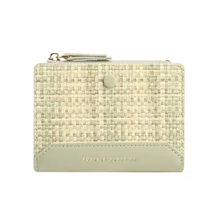 Portefeuille tissé femme vert sauge avec inscription dorée Forever Sunshine chic