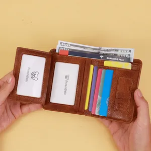 Braune dreifach faltbare Herrenbrieftasche mit Lederstruktur und vielen Kartenfächern