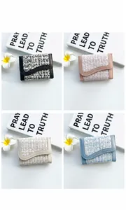 Dettaglio di portafogli in tweed e pelle in nero, rosa, bianco e blu per donne