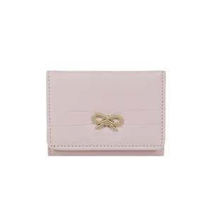 Portafoglio rosa minimalista con fiocco dorato e finitura in ecopelle di alta qualità