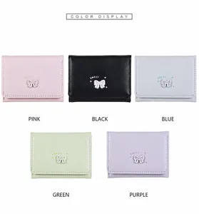 Présentation de cinq petits portefeuilles à nœud en rose, noir, bleu, vert et violet