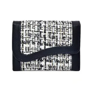 Portafoglio corto da donna in tweed bianco e nero con patta in pelle a forma di onda