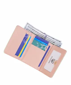 Vue intérieure du portefeuille rose pliable avec fentes pour cartes et fenêtre ID