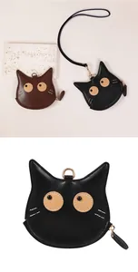 Dettaglio di portamonete a forma di gatto in pelle PU nero e marrone con tracolla lunga