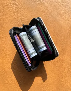Vista interna del portamonete nero minimalista con due scomparti per contanti e carte