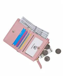 Vista interna del portafoglio intrecciato rosa con scomparti per carte e finestra ID