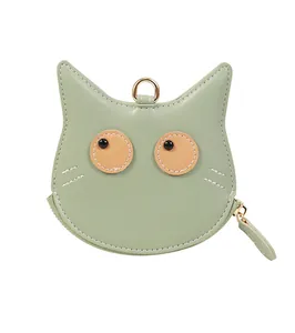 Dettaglio del portamonete a gatto verde menta in pelle PU con texture e finiture