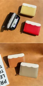 Dettaglio di un porta carte in pelle martellata con bordo ondulato e design bicolore