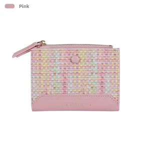 Dettaglio del portafoglio intrecciato rosa con logo Forever Sunshine e cerniera dorata fine