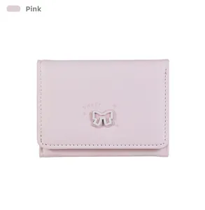 Détail du portefeuille rose avec nœud papillon, texte Sweet et motifs d'étoiles