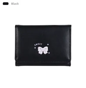 Détail du portefeuille noir en cuir PU avec nœud violet et inscription Sweet élégante