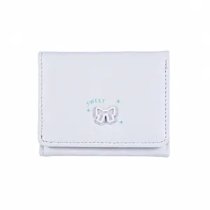 Détail du portefeuille en cuir PU bleu clair avec nœud blanc et logo Sweet gravé