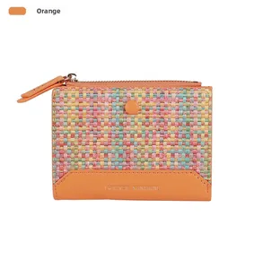 Dettaglio del mini portafoglio intrecciato multicolore con logo dorato e zip