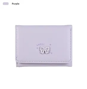 Détail du portefeuille violet à trois volets avec nœud blanc et motif d'étoiles