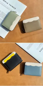 Dettaglio di porta carte in pelle martellata con cuciture a contrasto e taschino