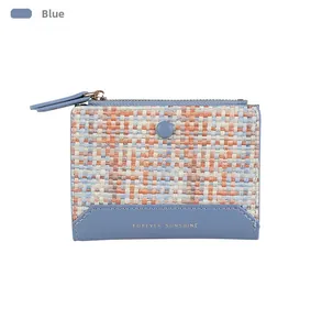 Dettaglio della trama intrecciata e della scritta Forever Sunshine su portafoglio blu