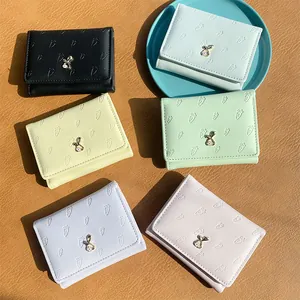 Portefeuilles courts à trois volets aux couleurs pastel avec gaufrage carotte et lapin