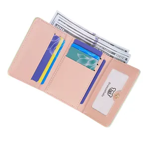 Portefeuille rose à trois volets en cuir avec fentes pour cartes et fenêtre d'identité