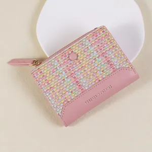 Roze bifold damesportemonnee met regenboog geweven stof en gouden ritssluiting