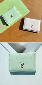 Vue détaillée du portefeuille en cuir à trois volets avec gaufrage carotte et lapin