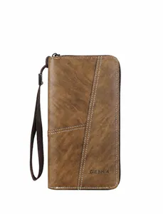 Détails macro du cuir marron foncé et des coutures sur ce portefeuille zippé pour hommes