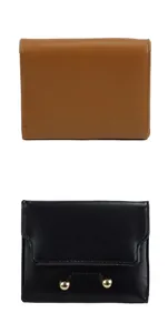 Nahaufnahme von schwarzen und braunen PU-Ledergeldbörsen mit eleganten Metallperlen