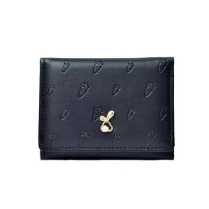 Portefeuille femme noir à trois volets avec carottes gaufrées et fermoir lapin doré