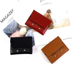 Minimalistische PU-Leder Geldbörsen mit doppelten Goldnieten in Rot, Schwarz und Braun
