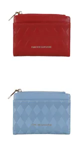 Detail van gewatteerde lederen portemonnees in rood en blauw met goudkleurige rits