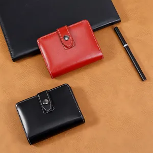 Piccolo planner A7 minimalista in pelle nero e rosso con chiusura a scatto metallica