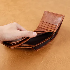 Klassische braune Lederbrieftasche für Herren mit vielen Kartenfächern und viel Stauraum