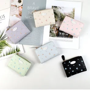 Vue à plat de petits portefeuilles floraux multicolores en similicuir PU matelassé