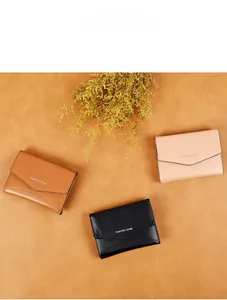 Portefeuilles enveloppe en trois coloris marron, beige et noir avec texture cuir