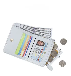 Détails de la structure interne avec fentes pour cartes et poche zippée d'un petit portefeuille