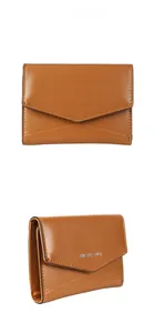 Détail du portefeuille à trois volets marron avec texture et logo Classic Star