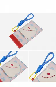 Nahaufnahme der Brillenetui mit Schmetterlingsdruck, Umhängeband und Metallkarabiner