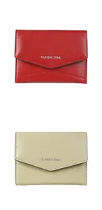 Détails du portefeuille enveloppe rouge et beige avec coutures soignées et logo