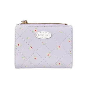 Détail d'un petit portefeuille matelassé violet clair avec motif floral et zip doré