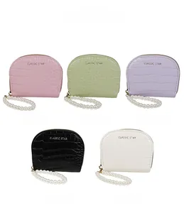 Vue détaillée de porte-cartes en cuir crocodile avec bracelets en perles en cinq couleurs