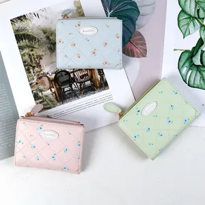 Mini portefeuille fleuri matelassé en rose, vert et bleu avec fermeture éclair dorée