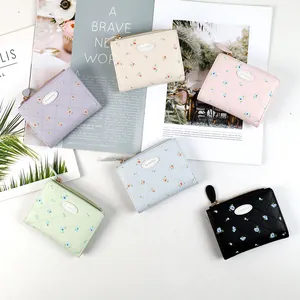 Vue à plat de petits portefeuilles matelassés à fleurs pour femmes en six couleurs