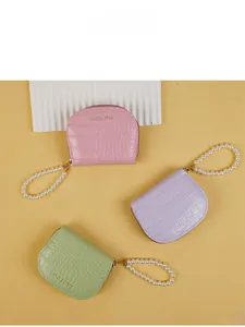 Portefeuilles à motif crocodile avec poignée en perles déclinés en trois coloris pastel