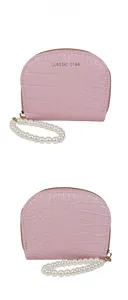Porte-cartes rose à motif crocodile avec bride en perles, vues avant et latérale