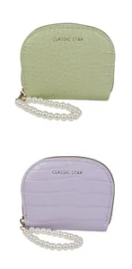 Détail de portefeuilles à motif crocodile vert clair et violet avec anses en perles