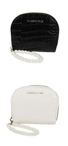 Détail de porte-cartes en cuir crocodile avec poignées en perles noirs et blancs