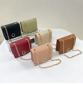 Nahaufnahme von Mini-Umhängetaschen in sechs Farben mit goldenen Metallringschnallen